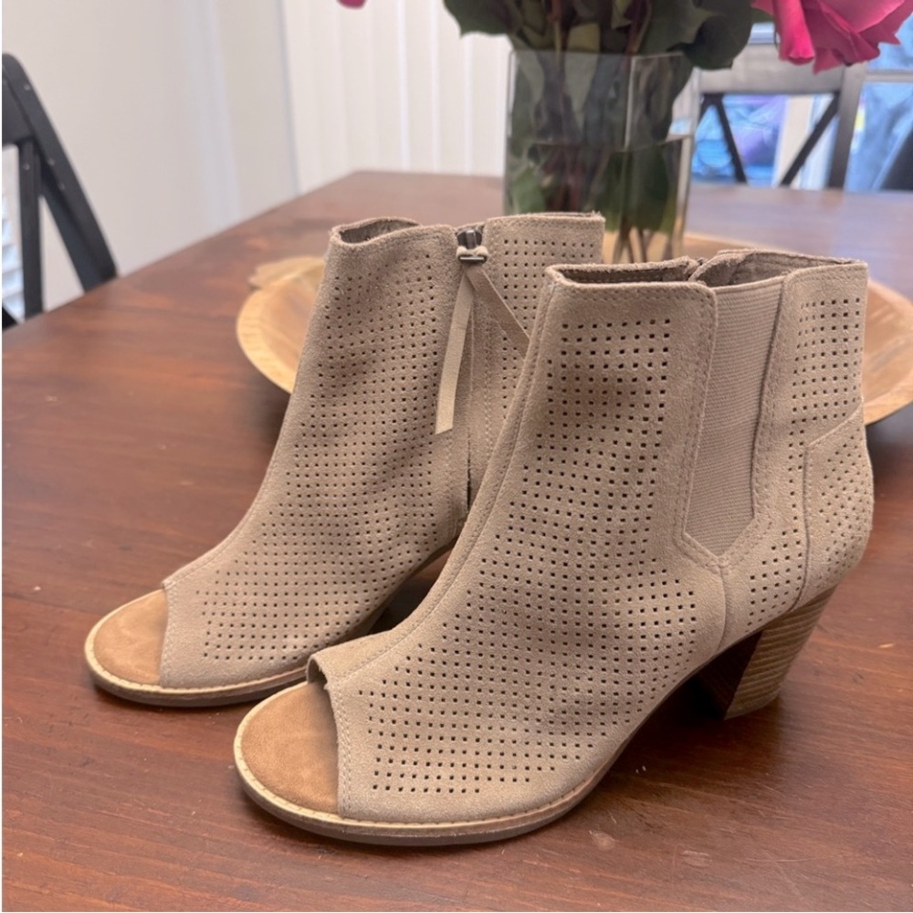 TOMS Suede Heeled Ankle Boots Open Toe Taupe Tan Gray Size 8 Perforated Bohemian - Picture 3 of 11
